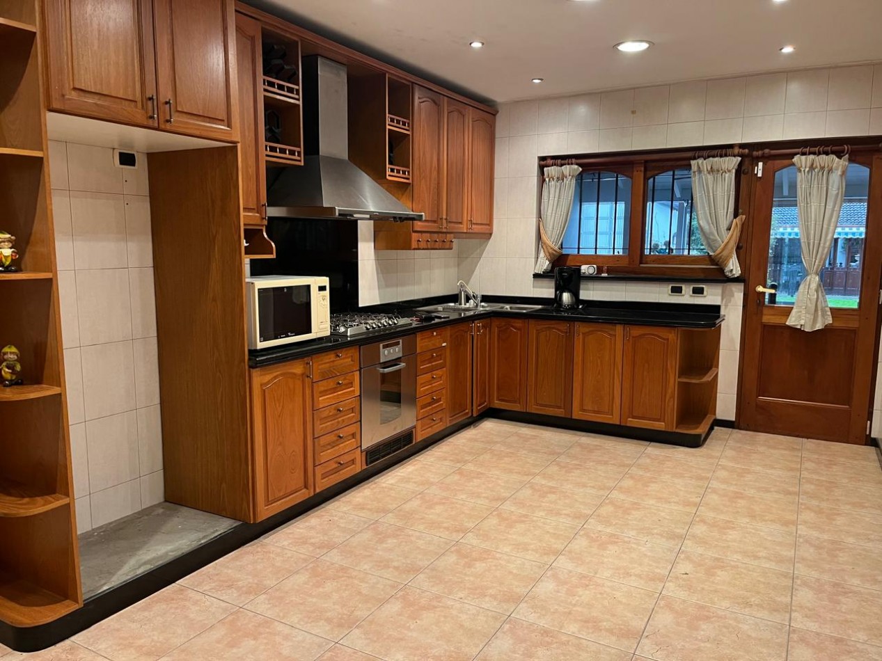 Chalet en Olivos: 6 ambiente en venta